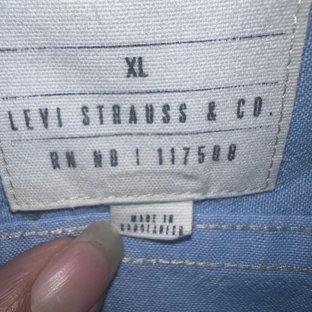 Levi's Shirt Men's Size XL Blue Denim Relaxed Light Wash Jean Work Button Up‎